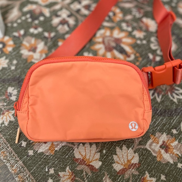 Lululemon Everywhere Belt Bag 1L Golden Apricot - Picture 2 of 4